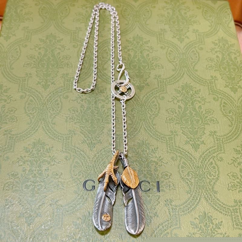 G*u*i necklaces